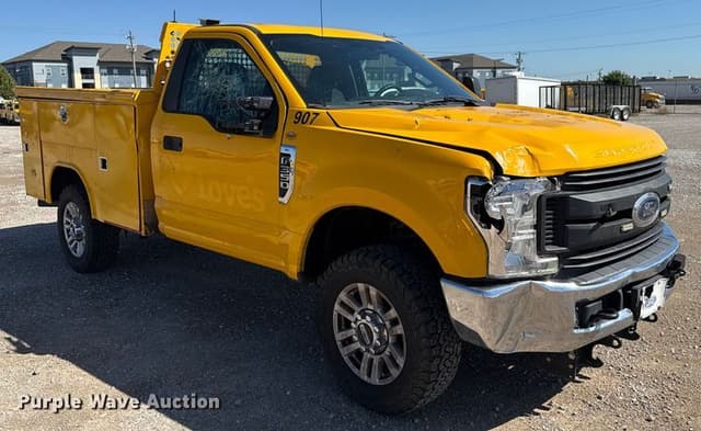 Image of Ford F-350 equipment image 2