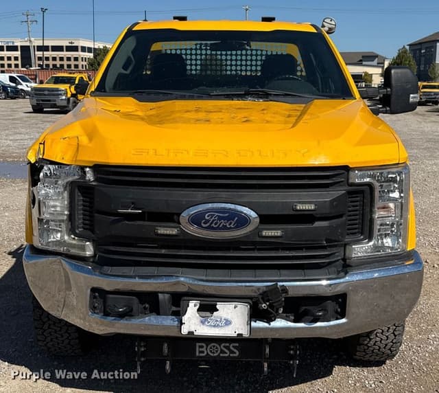 Image of Ford F-350 equipment image 1