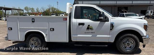 Image of Ford F-350 equipment image 3