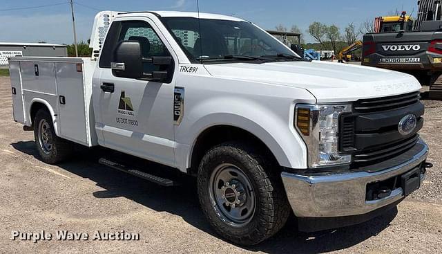 Image of Ford F-350 equipment image 2