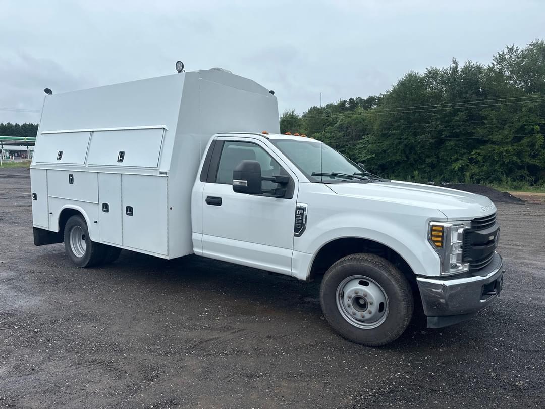 Image of Ford F-350 Primary image