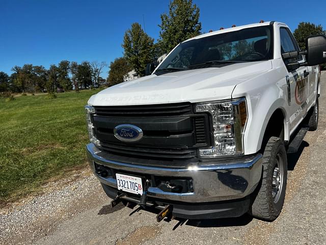 Image of Ford F-350 equipment image 1