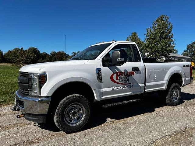 Image of Ford F-350 equipment image 4