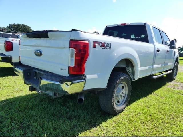 Image of Ford F-350 equipment image 2