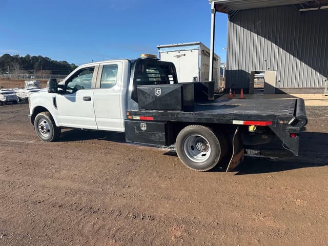 Image of Ford F-350 equipment image 2
