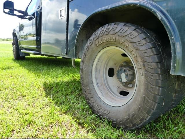 Image of Ford F-350 equipment image 4