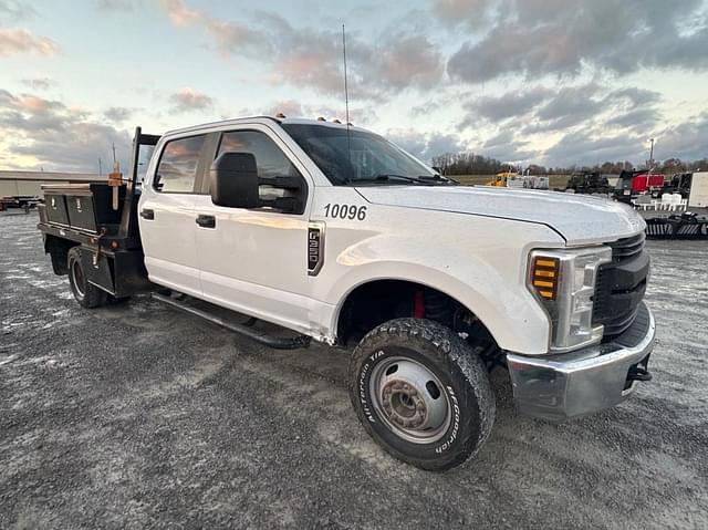 Image of Ford F-350 equipment image 1