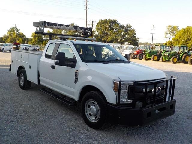 Image of Ford F-350 equipment image 1