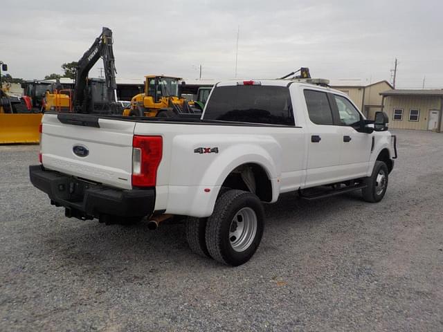 Image of Ford F-350 equipment image 2