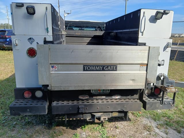 Image of Ford F-450 equipment image 3