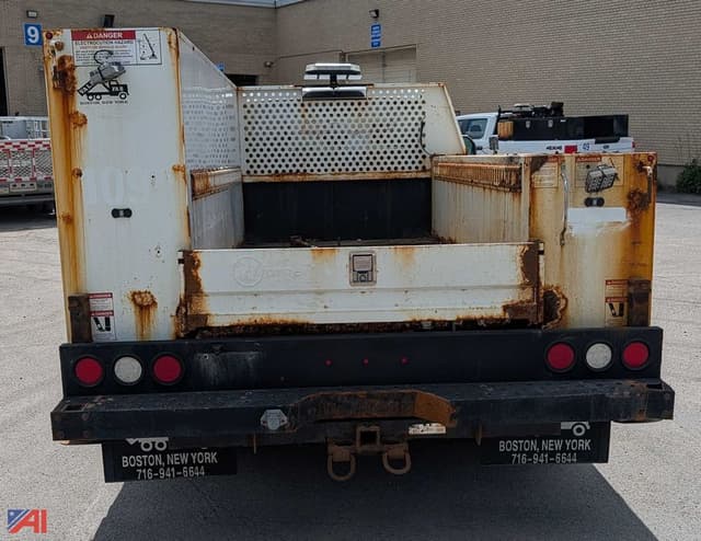 Image of Ford F-450 equipment image 4