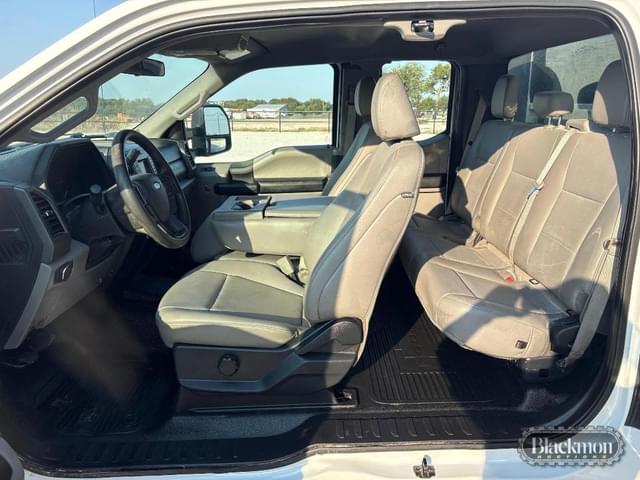 Image of Ford F-550 equipment image 4