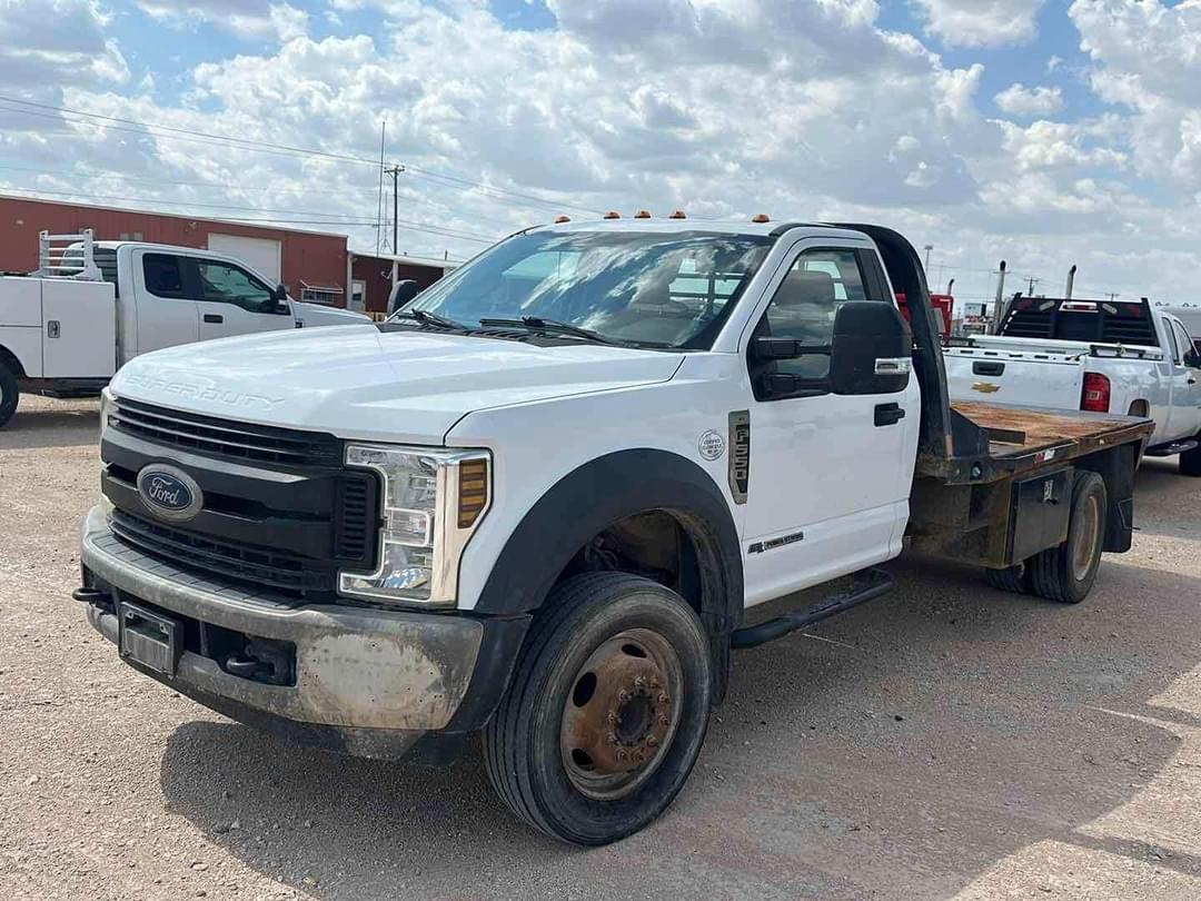 Image of Ford F-550 Primary image