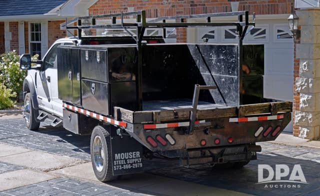 Image of Ford F-550 equipment image 3