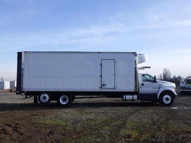 Image of Ford F-750 equipment image 2