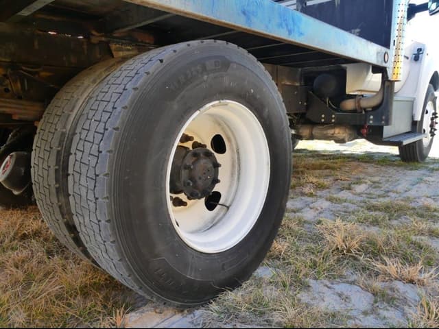 Image of Ford F-750 equipment image 4