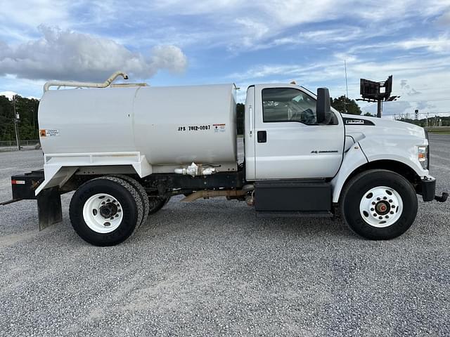 Image of Ford F-750 equipment image 3