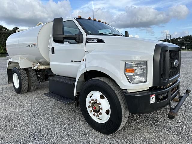 Image of Ford F-750 equipment image 2