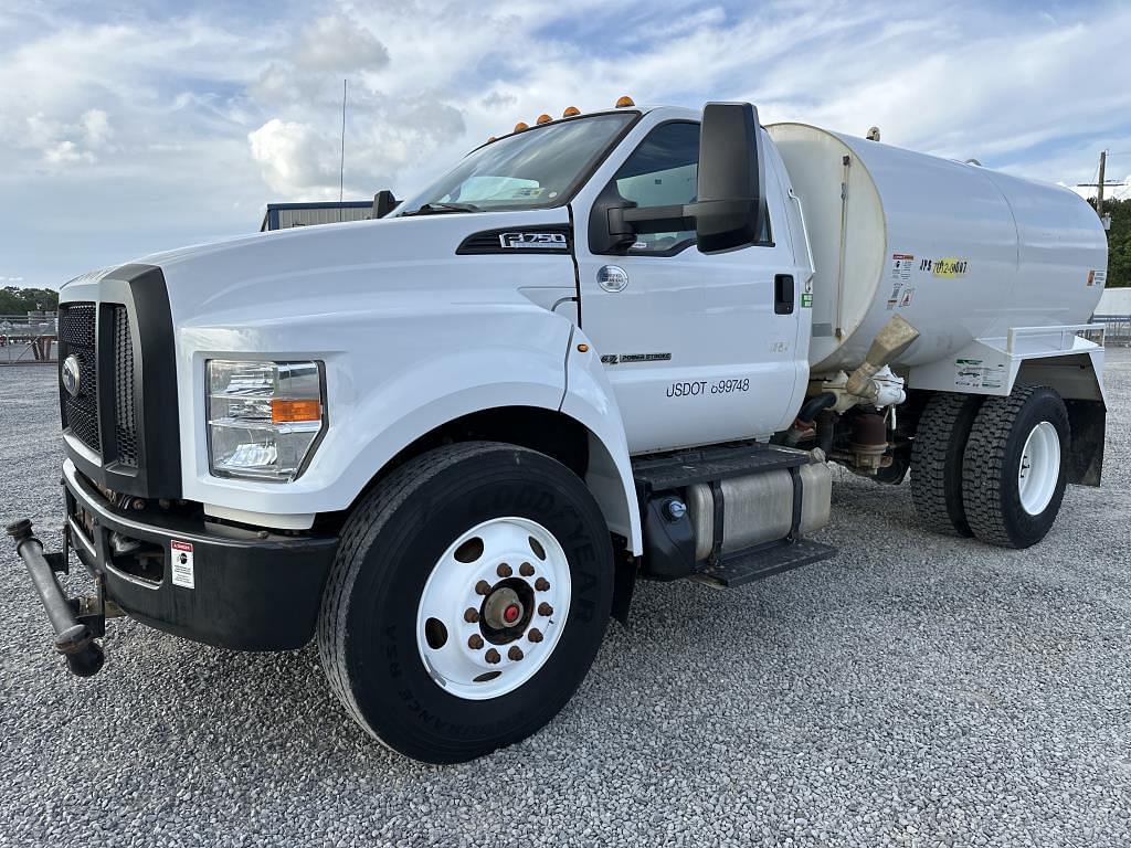 Image of Ford F-750 Primary image