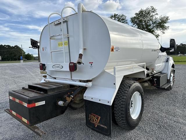 Image of Ford F-750 equipment image 4