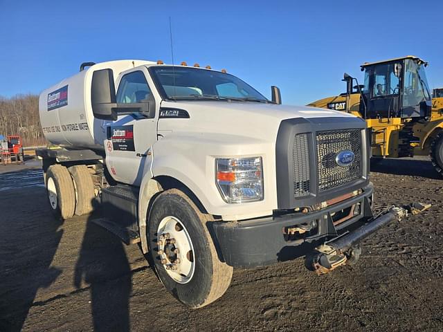 Image of Ford F-750 equipment image 3