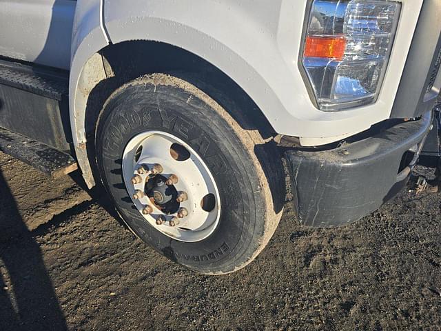 Image of Ford F-750 equipment image 4