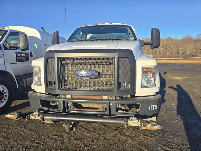 Image of Ford F-750 equipment image 2