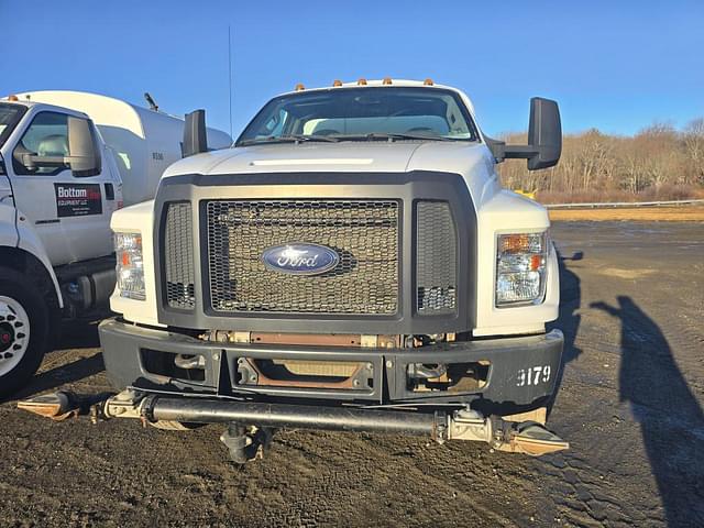 Image of Ford F-750 equipment image 1