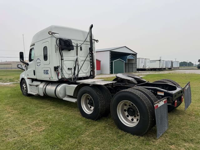 Image of Freightliner Cascadia 126 equipment image 2