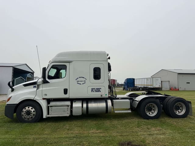 Image of Freightliner Cascadia 126 equipment image 1