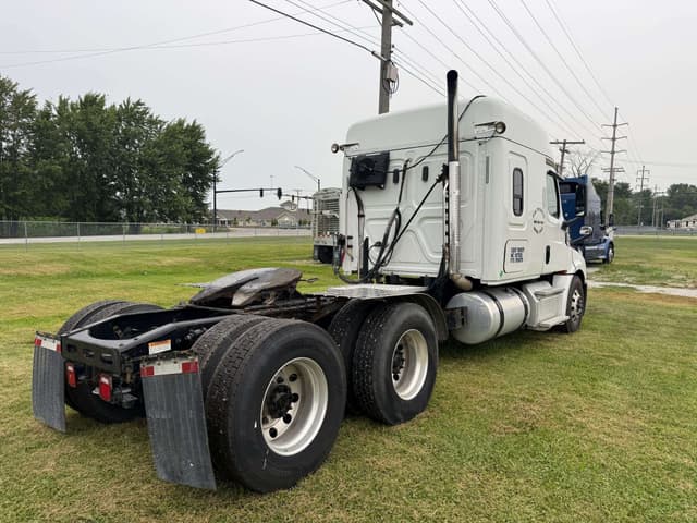 Image of Freightliner Cascadia 126 equipment image 4