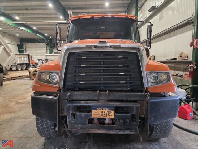Image of Freightliner 114SD equipment image 1