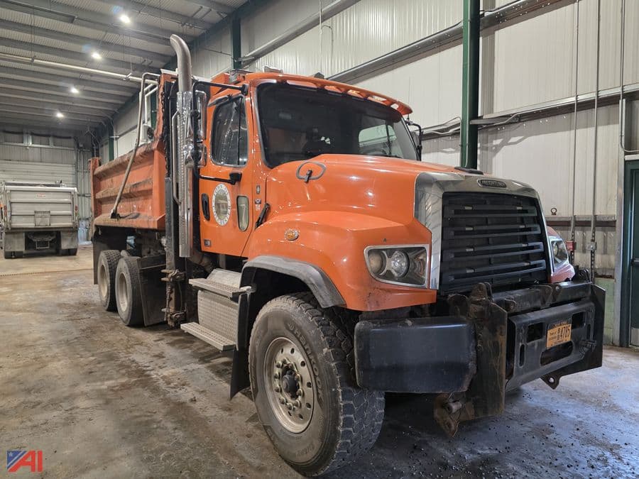 Image of Freightliner 114SD Primary image