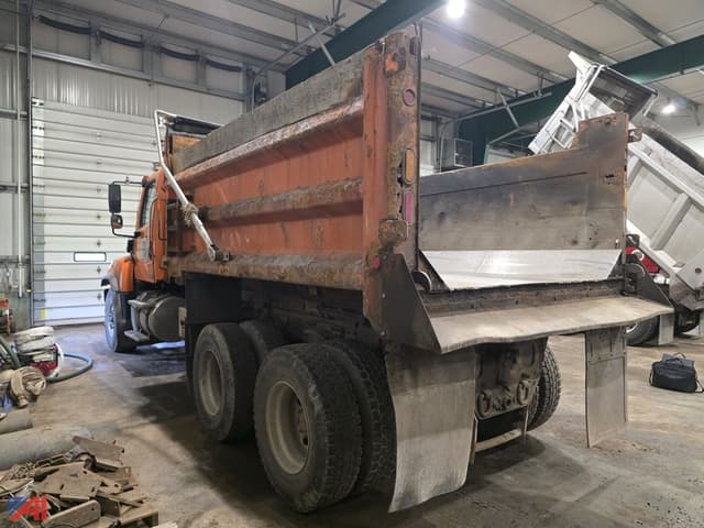 Image of Freightliner 114SD equipment image 3