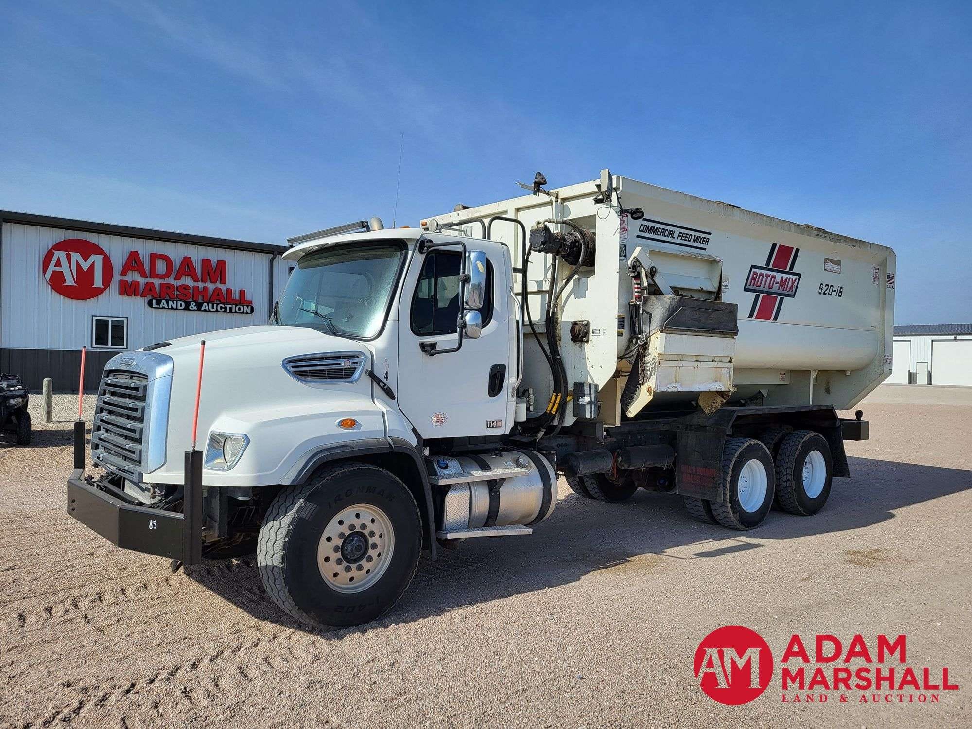 2019 Freightliner 114SD Equipment Image0