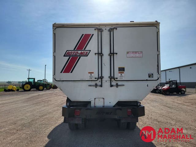 Image of Freightliner 114SD equipment image 4