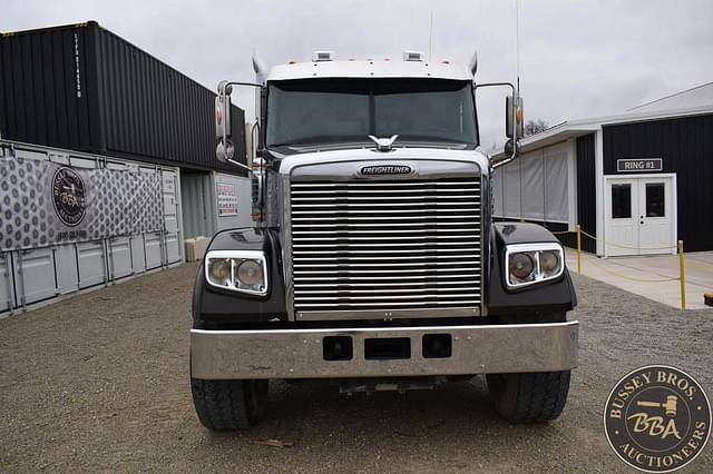 Image of Freightliner 122SD equipment image 4