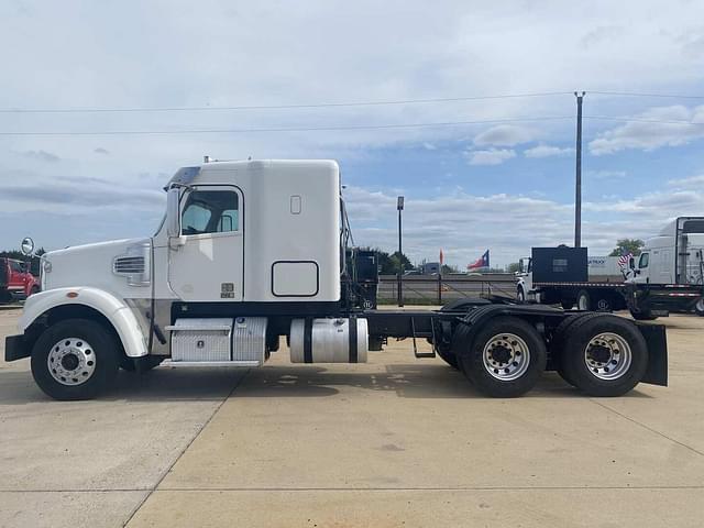 Image of Freightliner 122SD equipment image 1