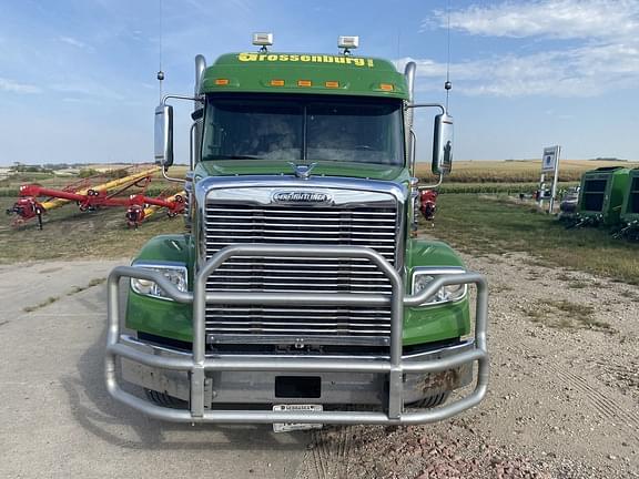Main image Freightliner 122SD 1