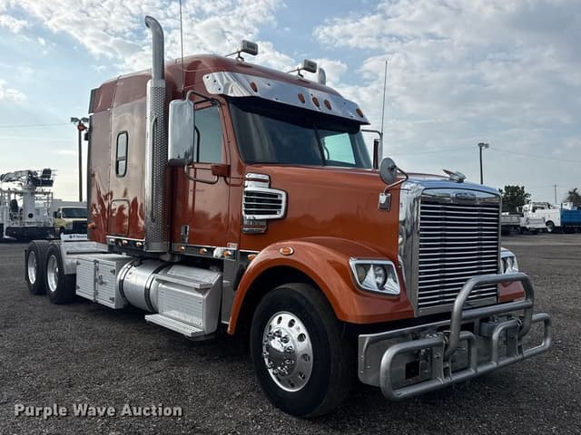 Image of Freightliner 122SD equipment image 2