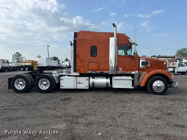 Image of Freightliner 122SD equipment image 3