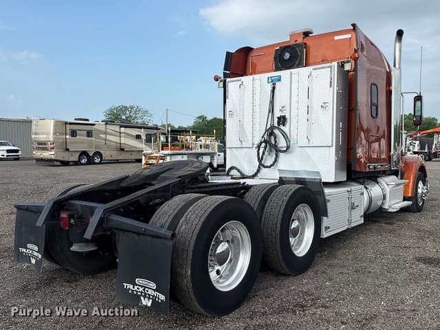 Image of Freightliner 122SD equipment image 4