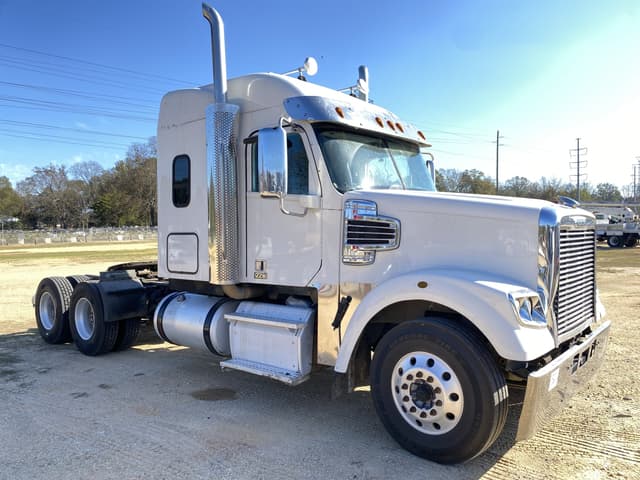Image of Freightliner 122SD equipment image 3