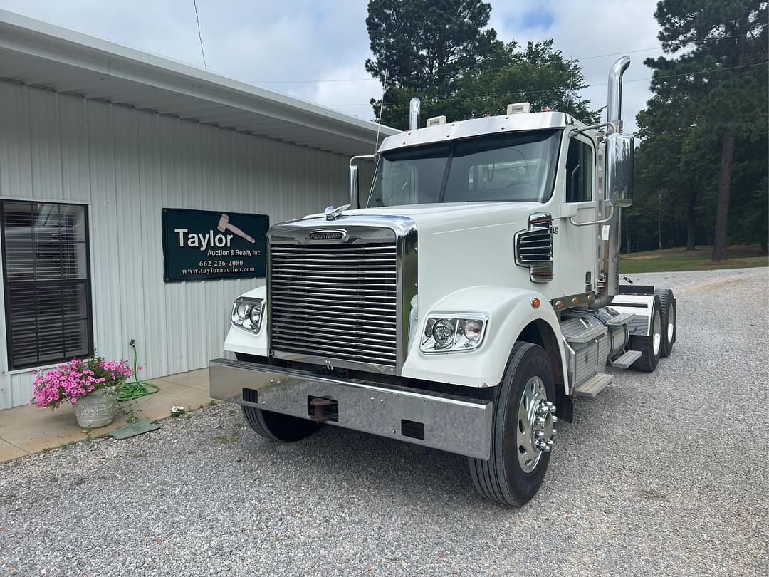 Image of Freightliner 122SD Primary image