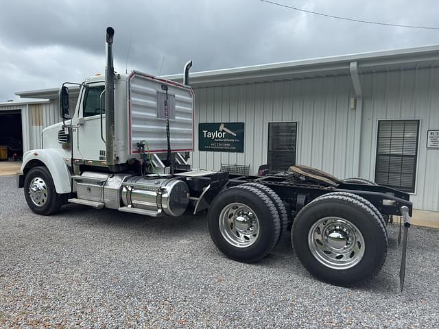 Image of Freightliner 122SD equipment image 2