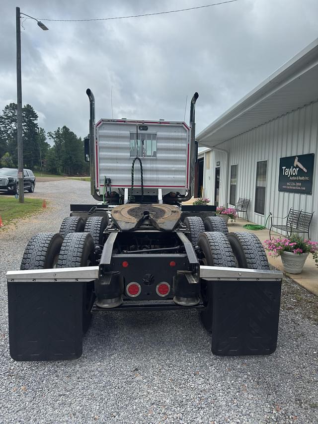 Image of Freightliner 122SD equipment image 3