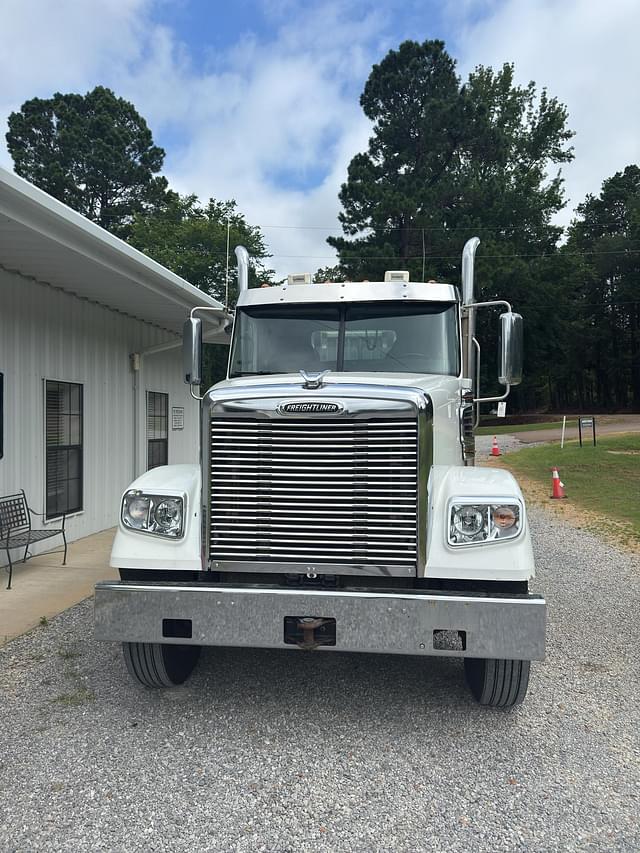 Image of Freightliner 122SD equipment image 4