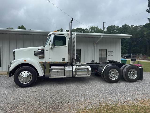 Image of Freightliner 122SD equipment image 1