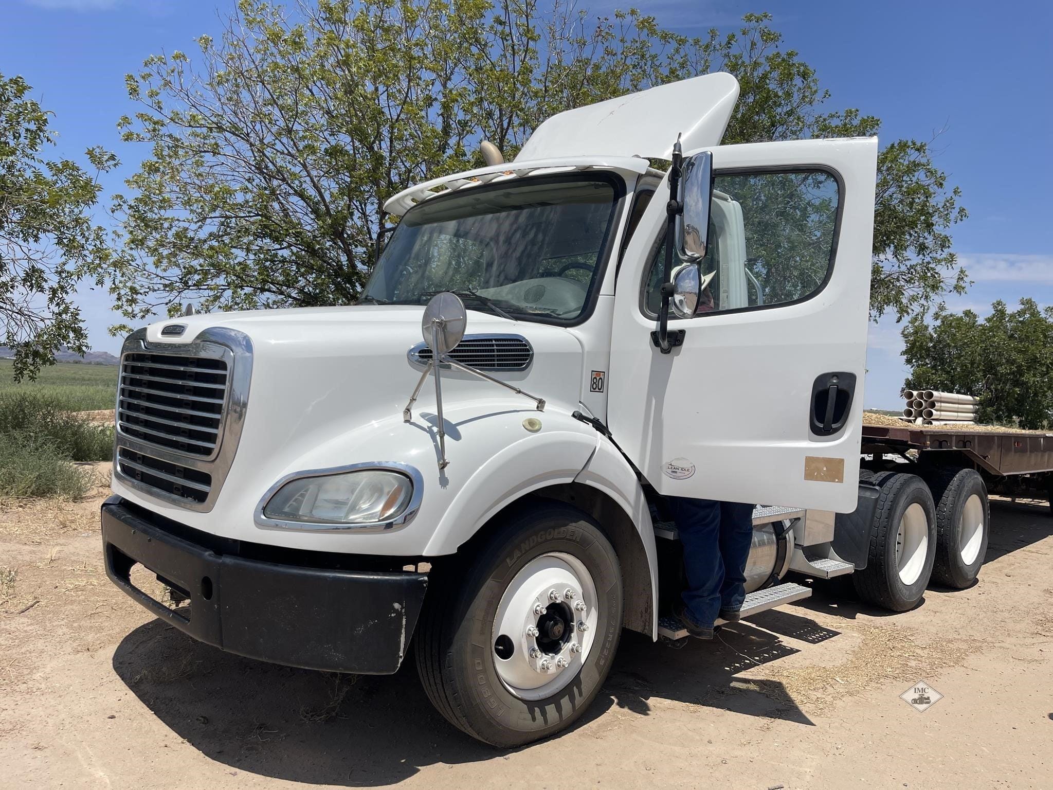 2019 Freightliner Business Class M2 100 Equipment Image0
