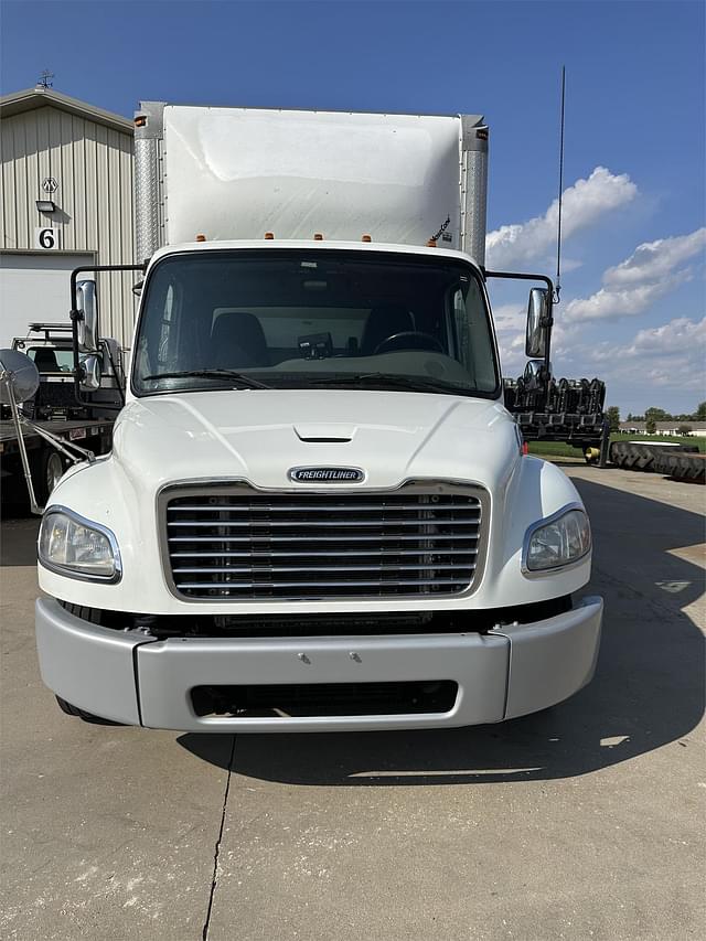 Image of Freightliner Business Class M2 106 equipment image 1